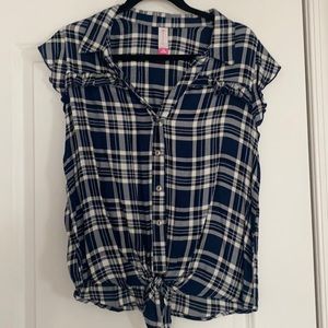 Short sleeve plaid button down